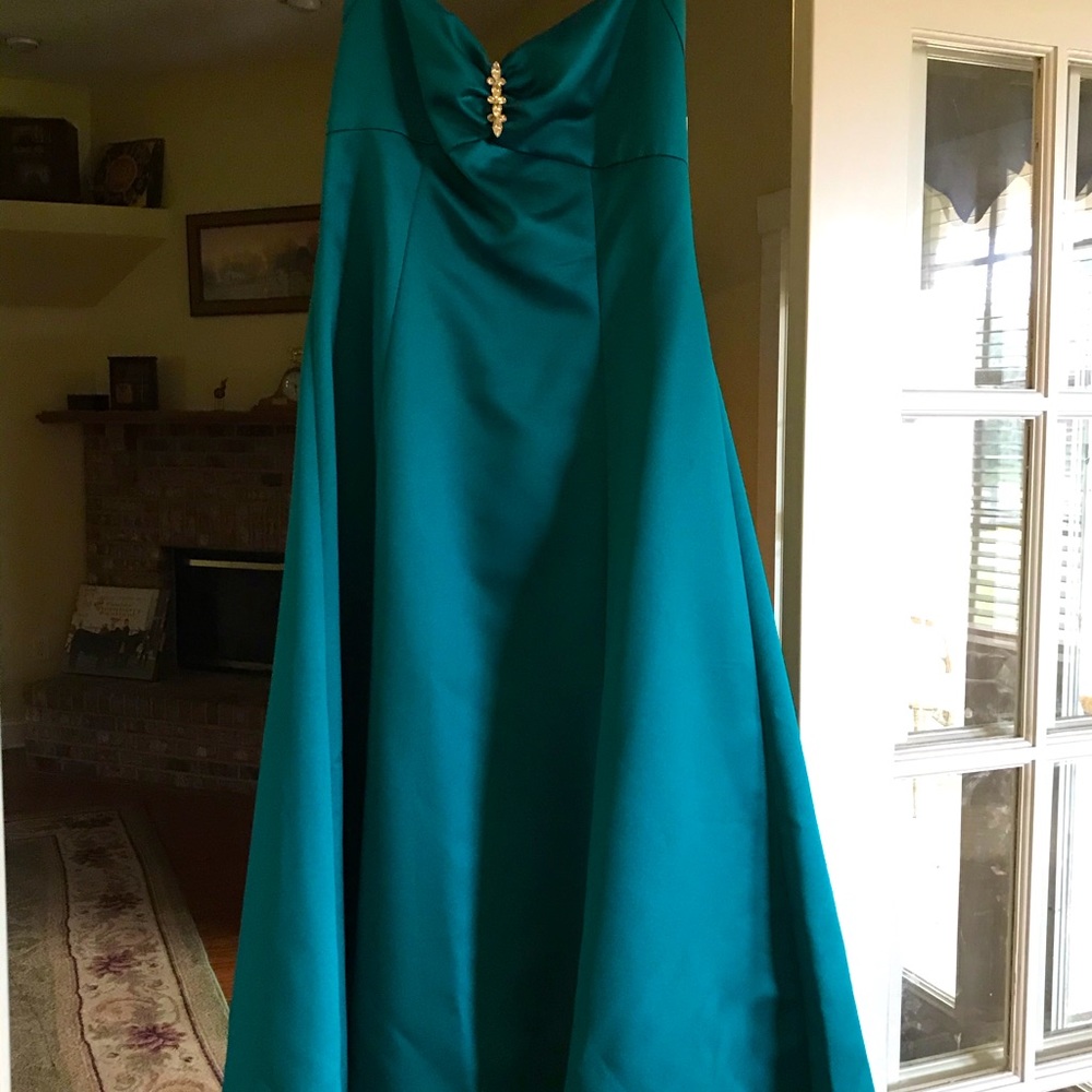 Worn 1 time purchased at David’s Bridal